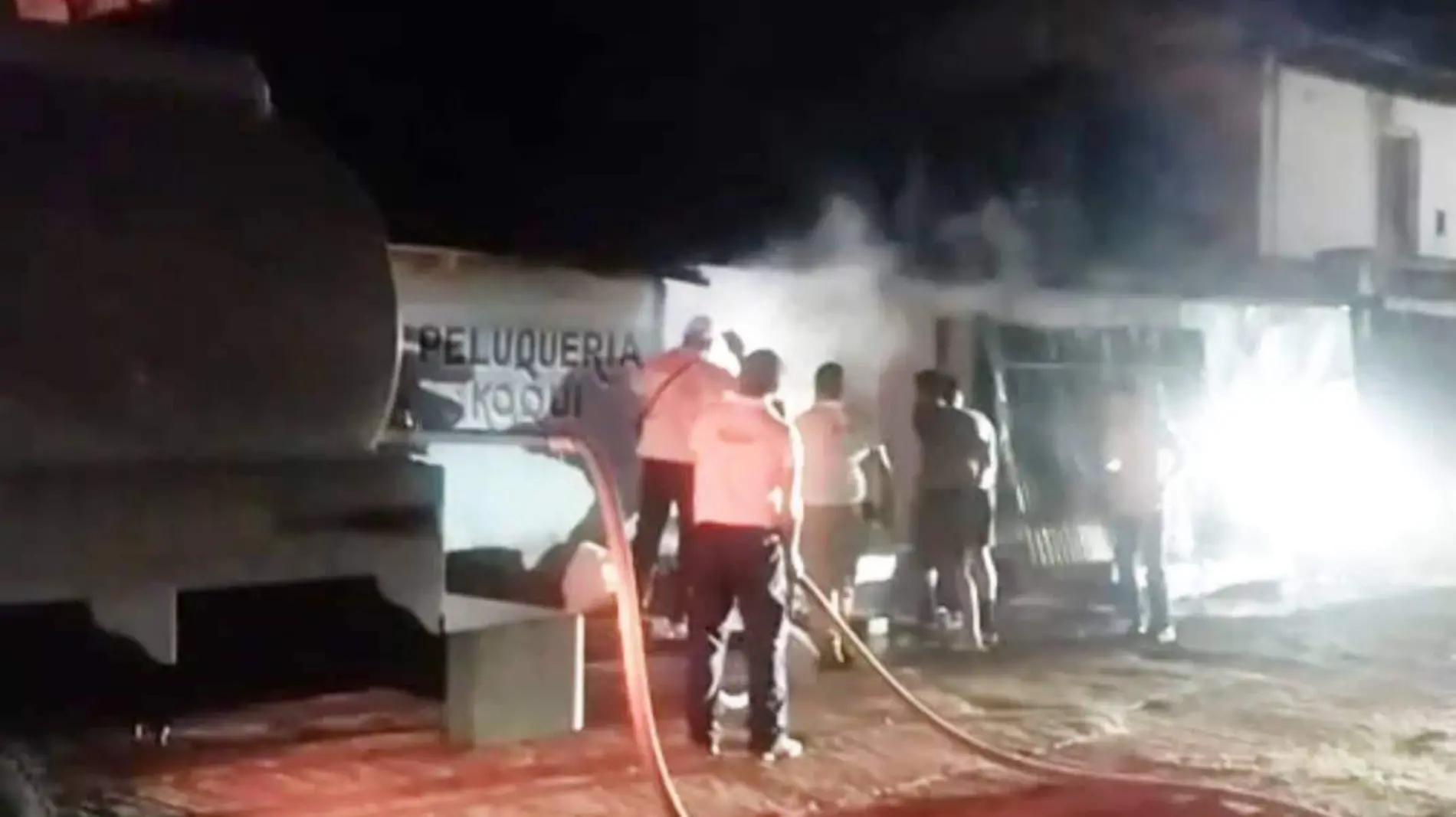 bomberos en incendio